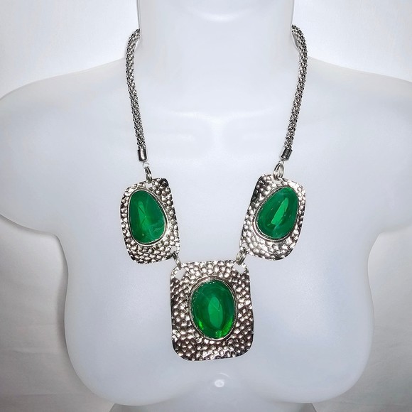 Statement Necklace Unique Green Gem Hammered Silvertone Metal 18" - Picture 1 of 7